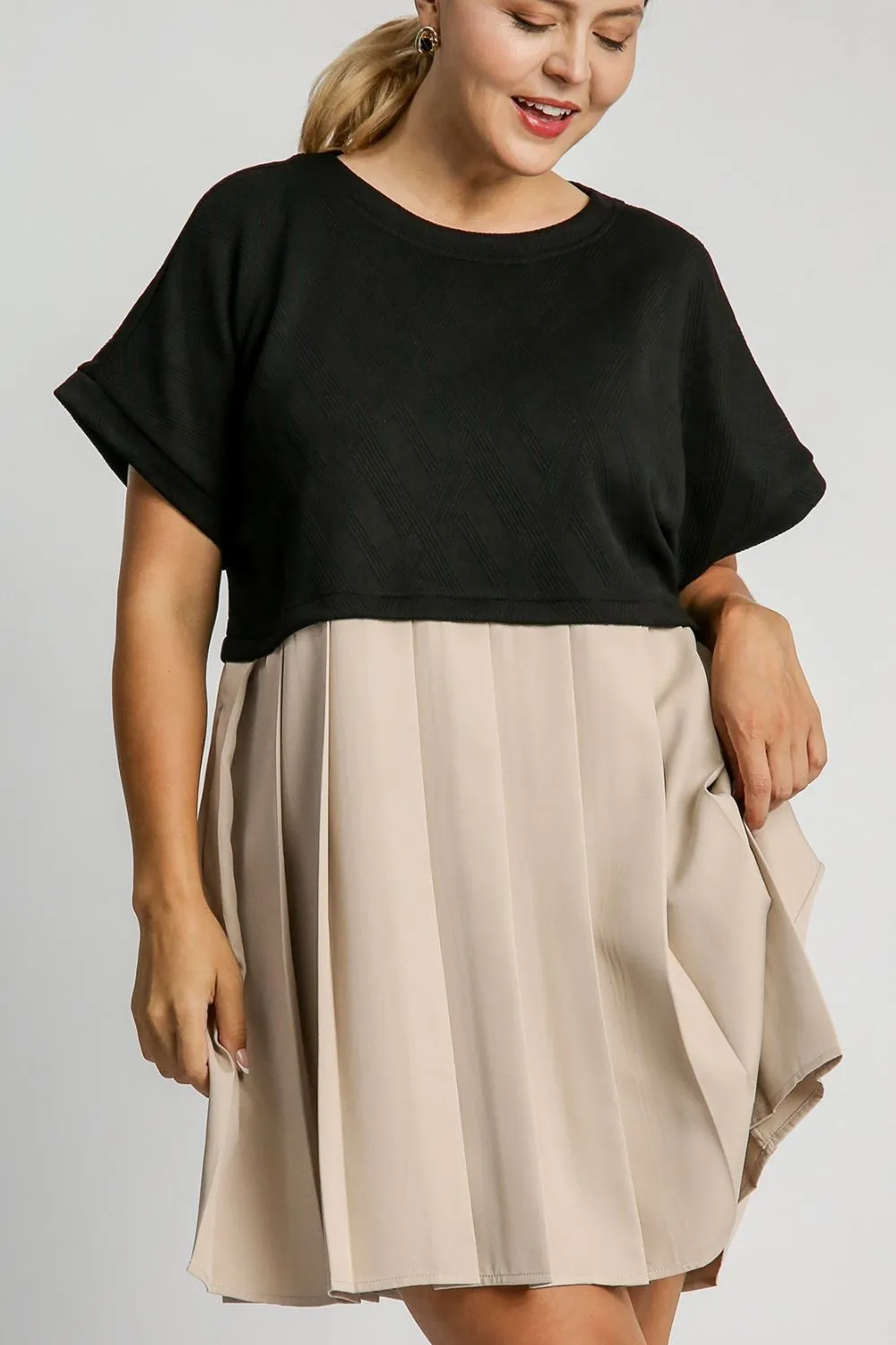 Chic Round Neck Pleated Dress with Side Pockets