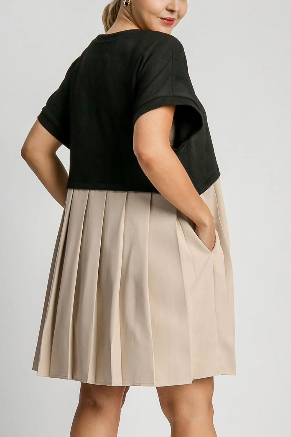Chic Round Neck Pleated Dress with Side Pockets