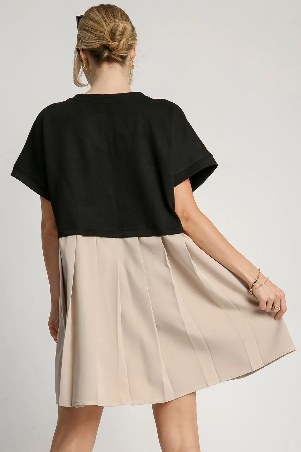Chic Round Neck Pleated Dress with Side Pockets