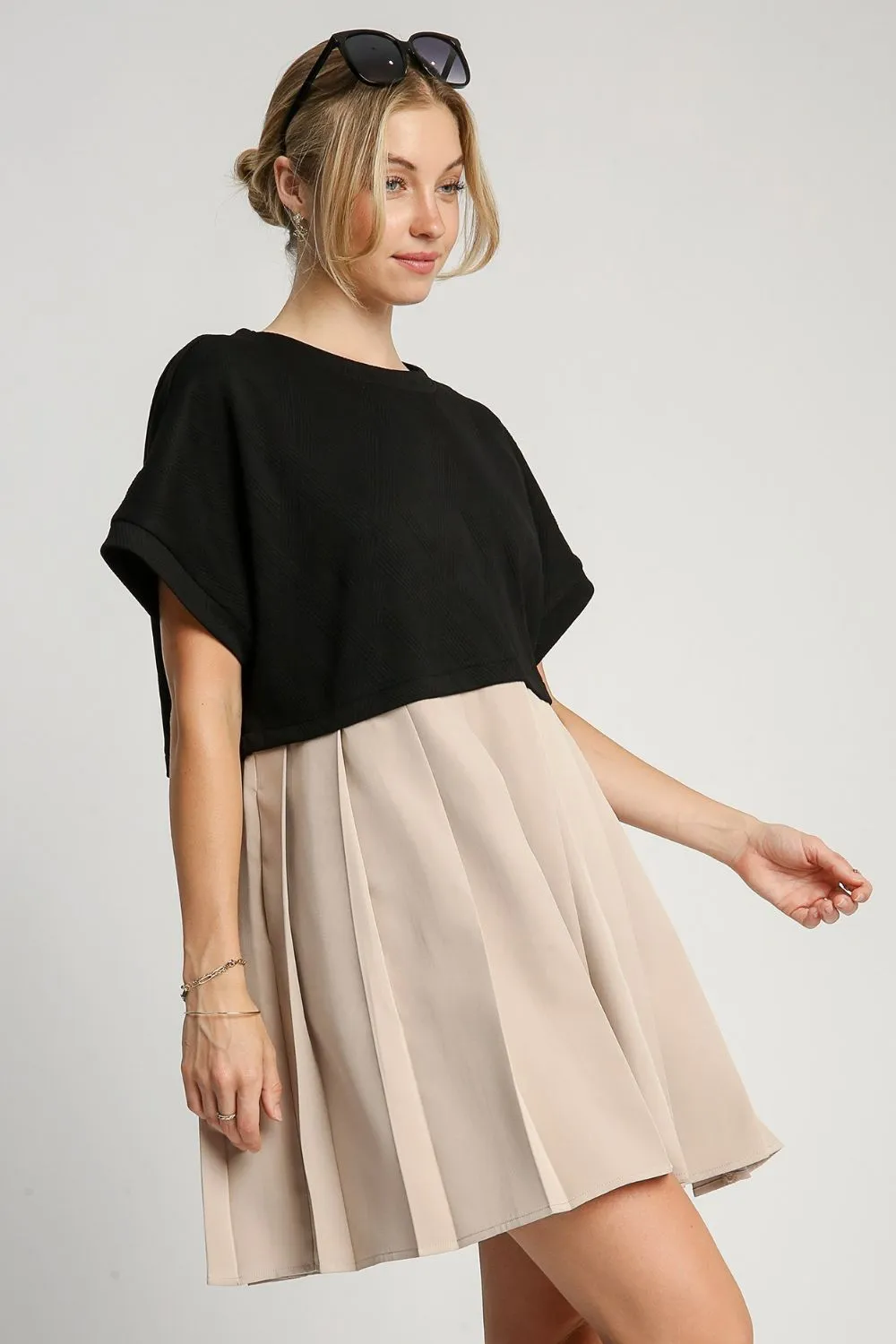 Chic Round Neck Pleated Dress with Side Pockets
