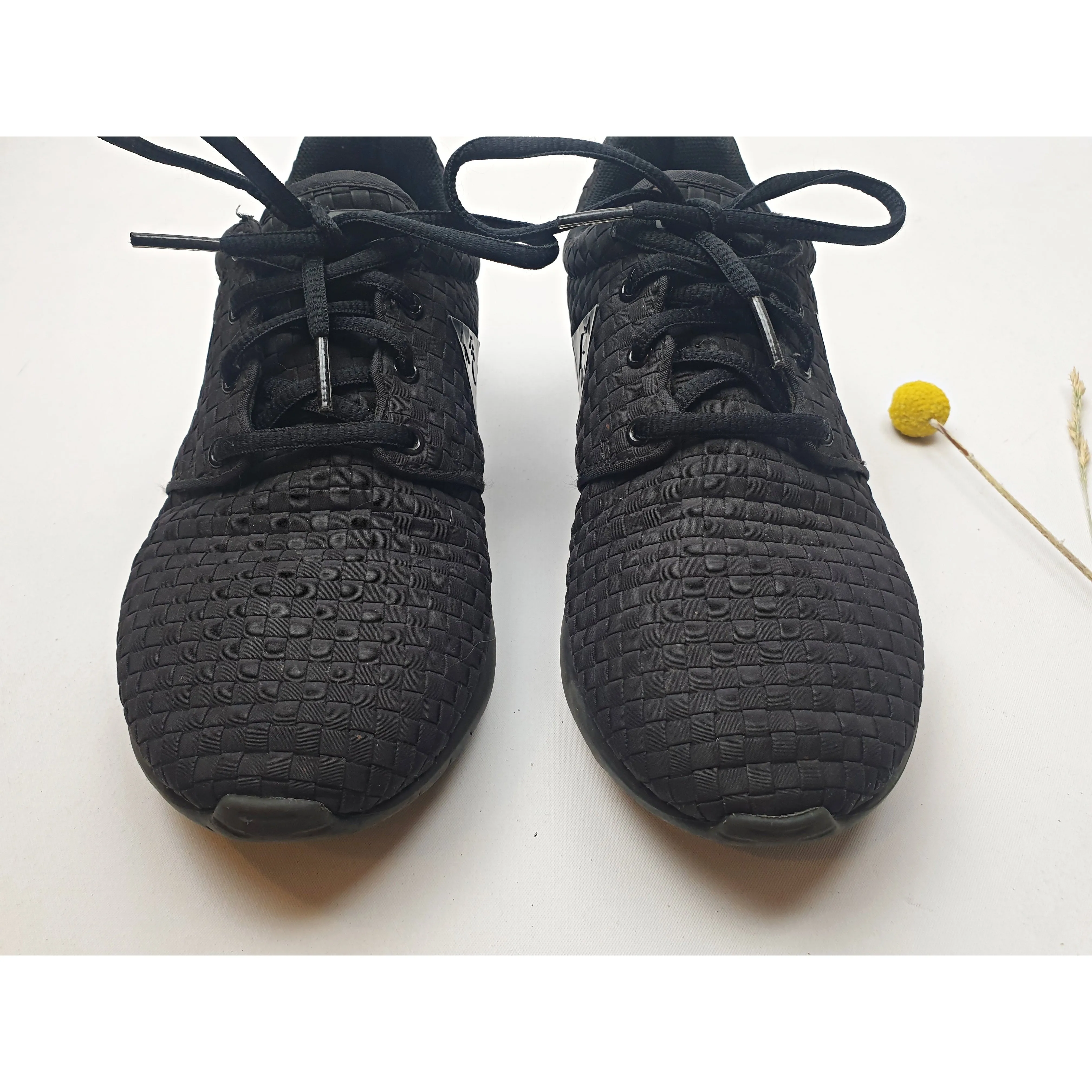 Le Coq Sportif black basket weave style laceup shoes size 6
