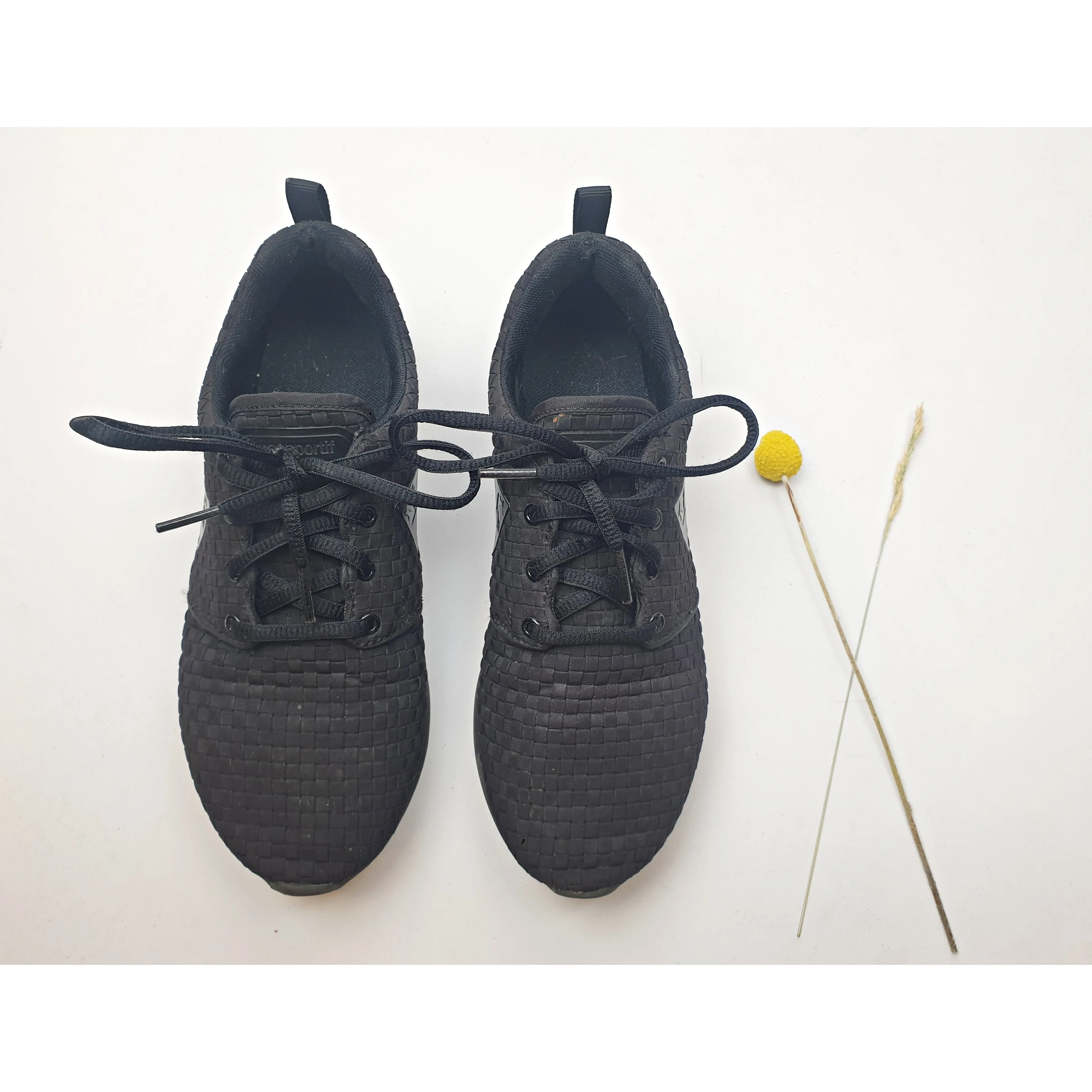 Le Coq Sportif black basket weave style laceup shoes size 6
