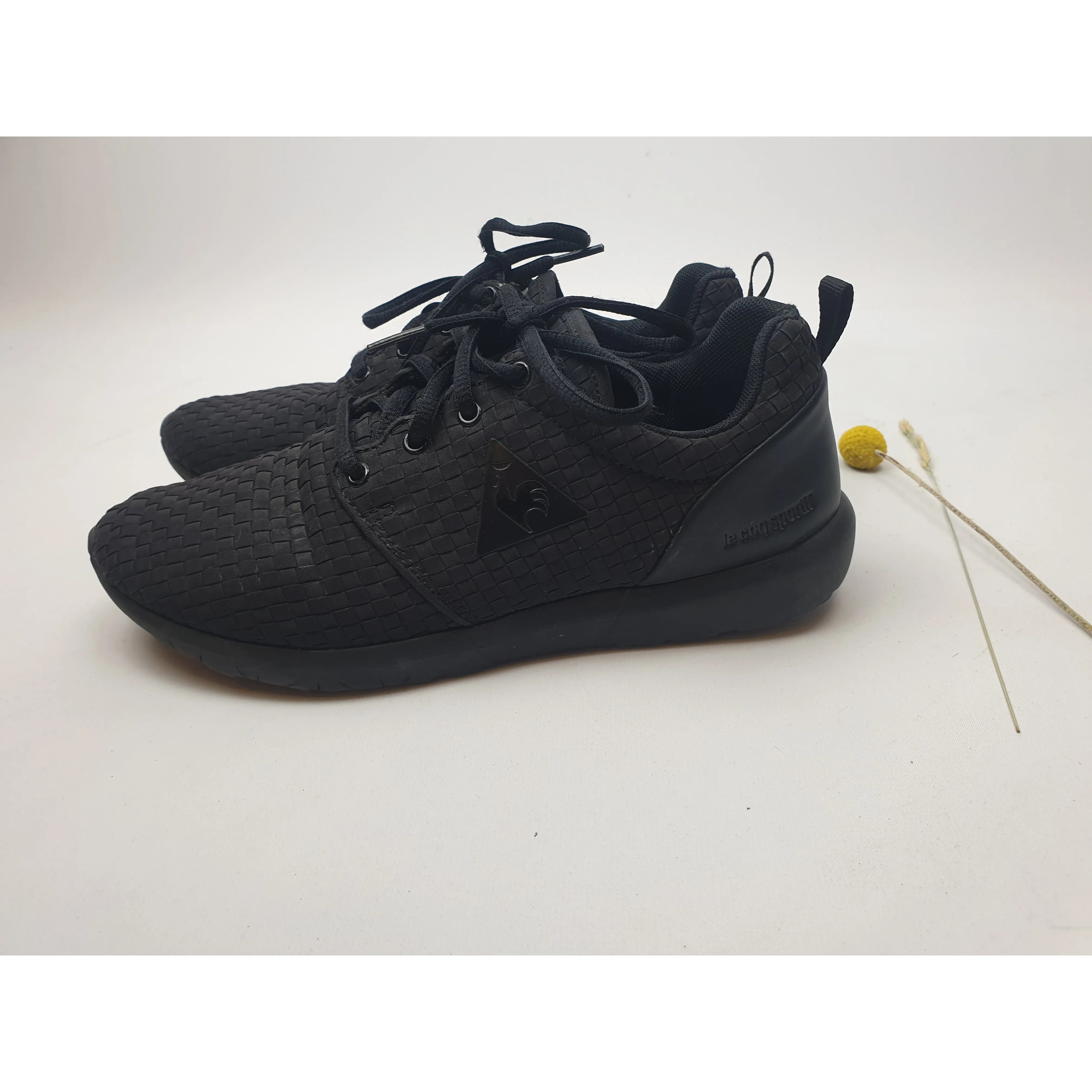 Le Coq Sportif black basket weave style laceup shoes size 6