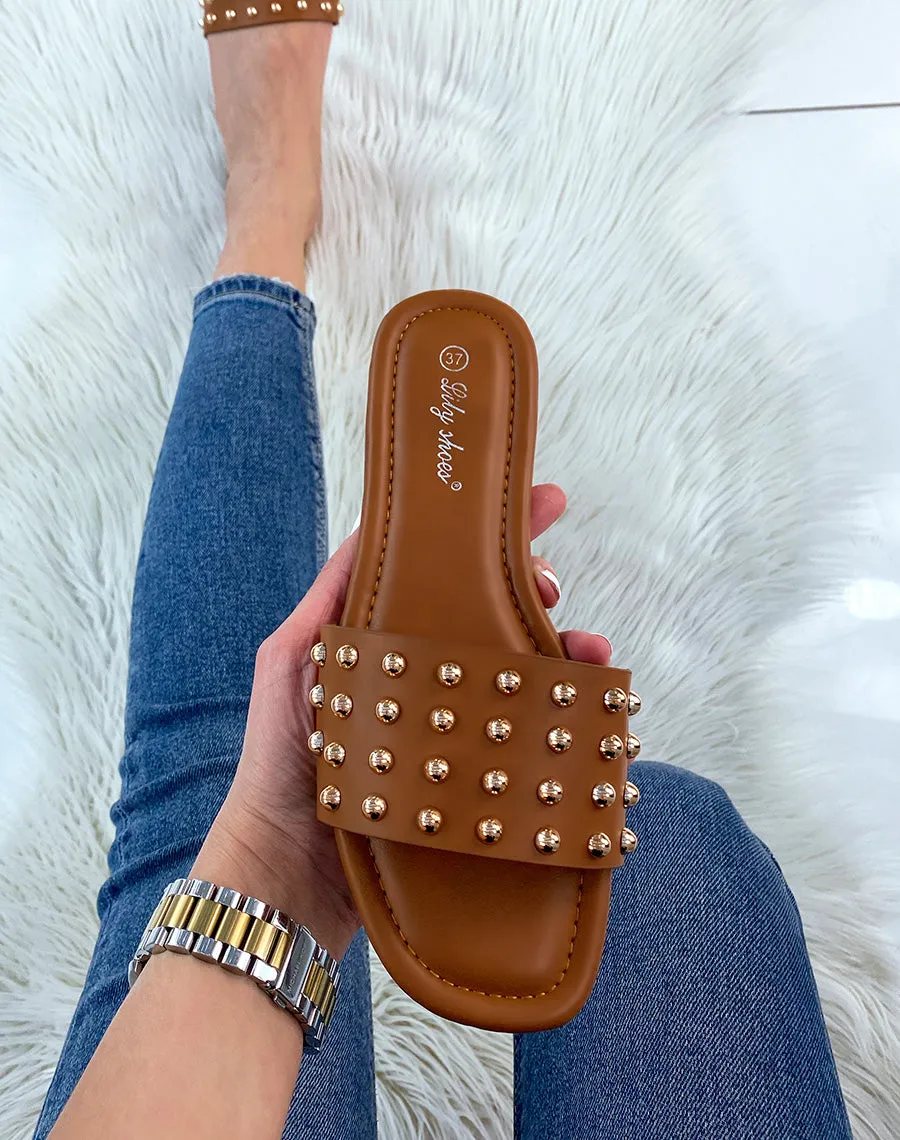 Mules plates camel cloutées