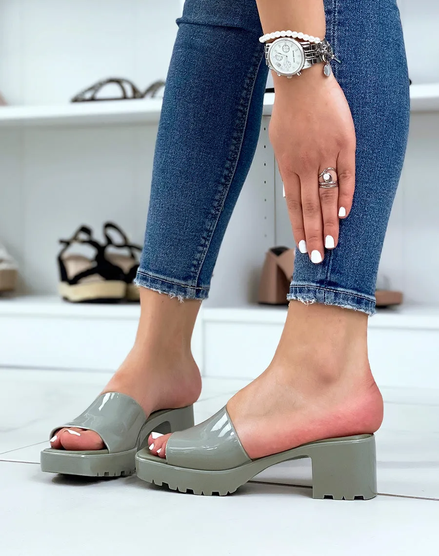 Mules vertes vernis à petit talon carré
